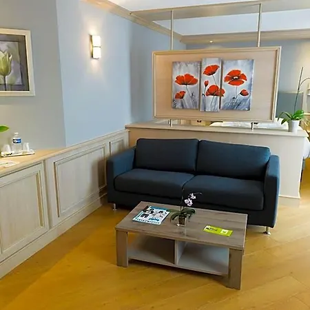 Logis - Restaurant Отель 3*